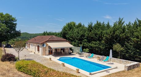 SECTEUR GOURDON - Lumineuse Maison contemporaine de plain-pied 3 chambres avec jardin arboré et piscine 