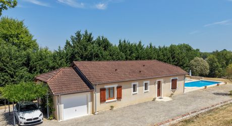 SECTEUR GOURDON - Lumineuse Maison contemporaine de plain-pied 3 chambres avec jardin arboré et piscine 