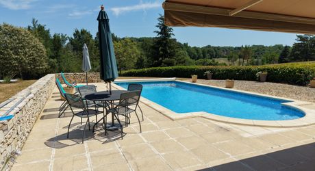 SECTEUR GOURDON - Lumineuse Maison contemporaine de plain-pied 3 chambres avec jardin arboré et piscine 