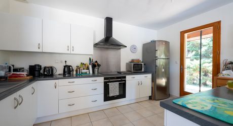 SECTEUR GOURDON - Lumineuse Maison contemporaine de plain-pied 3 chambres avec jardin arboré et piscine 