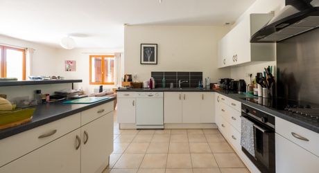 SECTEUR GOURDON - Lumineuse Maison contemporaine de plain-pied 3 chambres avec jardin arboré et piscine 