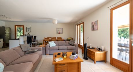 SECTEUR GOURDON - Lumineuse Maison contemporaine de plain-pied 3 chambres avec jardin arboré et piscine 
