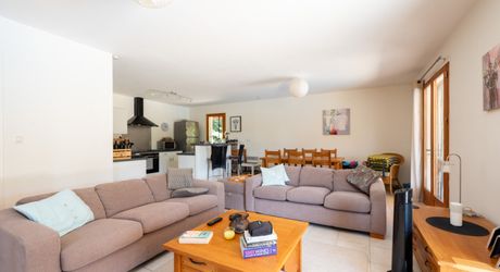 SECTEUR GOURDON - Lumineuse Maison contemporaine de plain-pied 3 chambres avec jardin arboré et piscine 