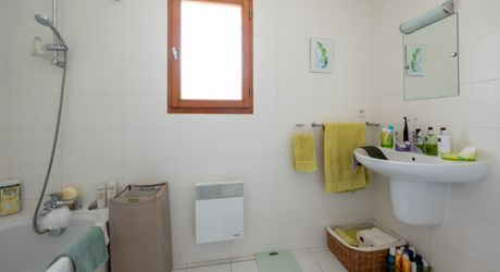 SECTEUR GOURDON - Lumineuse Maison contemporaine de plain-pied 3 chambres avec jardin arboré et piscine 