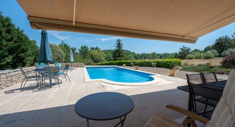 SECTEUR GOURDON - Lumineuse Maison contemporaine de plain-pied 3 chambres avec jardin arboré et piscine 