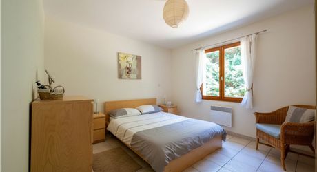 SECTEUR GOURDON - Lumineuse Maison contemporaine de plain-pied 3 chambres avec jardin arboré et piscine 