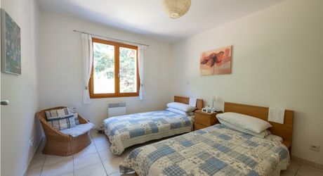 SECTEUR GOURDON - Lumineuse Maison contemporaine de plain-pied 3 chambres avec jardin arboré et piscine 