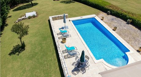 SECTEUR GOURDON - Lumineuse Maison contemporaine de plain-pied 3 chambres avec jardin arboré et piscine 