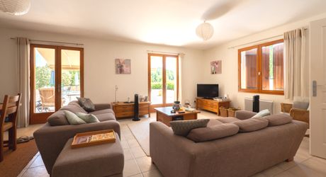 SECTEUR GOURDON - Lumineuse Maison contemporaine de plain-pied 3 chambres avec jardin arboré et piscine 
