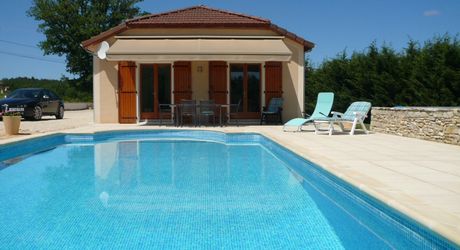 SECTEUR GOURDON - Lumineuse Maison contemporaine de plain-pied 3 chambres avec jardin arboré et piscine 