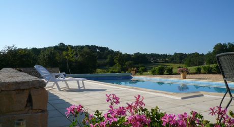 SECTEUR GOURDON - Lumineuse Maison contemporaine de plain-pied 3 chambres avec jardin arboré et piscine 