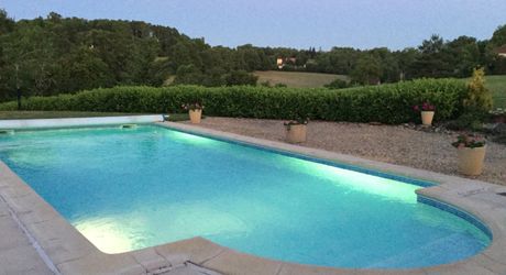 SECTEUR GOURDON - Lumineuse Maison contemporaine de plain-pied 3 chambres avec jardin arboré et piscine 