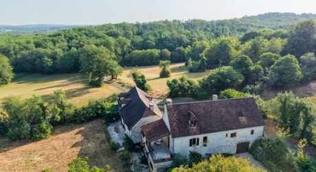 SECTEUR GOURDON - Spacieuse Propriété en pierre au calme sur 5ha46 de belle nature
