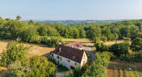 SECTEUR GOURDON - Spacieuse Propriété en pierre au calme sur 5ha46 de belle nature