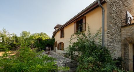 SECTEUR GOURDON - Spacieuse Propriété en pierre au calme sur 5ha46 de belle nature