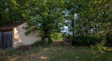 SECTEUR GOURDON - Spacieuse Propriété en pierre au calme sur 5ha46 de belle nature
