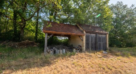 SECTEUR GOURDON - Spacieuse Propriété en pierre au calme sur 5ha46 de belle nature