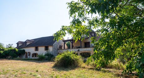 SECTEUR GOURDON - Spacieuse Propriété en pierre au calme sur 5ha46 de belle nature