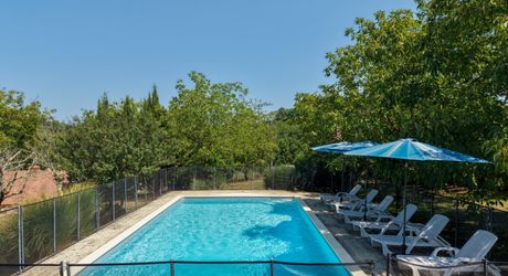 EXCLUSIVITE SECTEUR GOURDON - Enclos en pierre comprenant maison, dépendances et piscine sur 2115 m² proche commerces