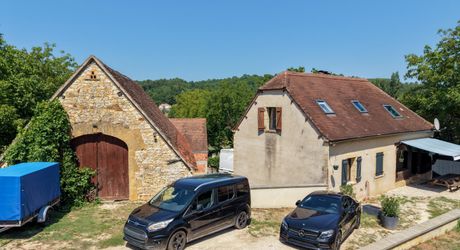 EXCLUSIVITE SECTEUR GOURDON - Enclos en pierre comprenant maison, dépendances et piscine sur 2115 m² proche commerces