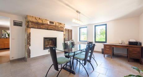 EXCLUSIVITE SECTEUR GOURDON - Enclos en pierre comprenant maison, dépendances et piscine sur 2115 m² proche commerces