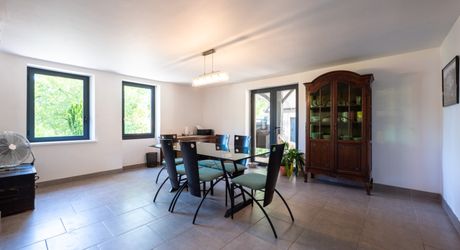 EXCLUSIVITE SECTEUR GOURDON - Enclos en pierre comprenant maison, dépendances et piscine sur 2115 m² proche commerces