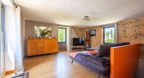 EXCLUSIVITE SECTEUR GOURDON - Enclos en pierre comprenant maison, dépendances et piscine sur 2115 m² proche commerces