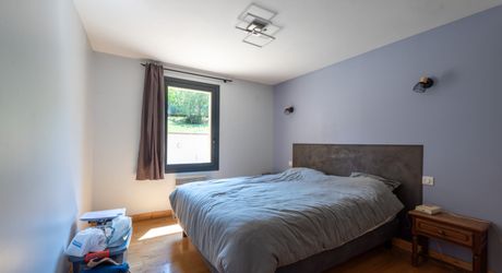 EXCLUSIVITE SECTEUR GOURDON - Enclos en pierre comprenant maison, dépendances et piscine sur 2115 m² proche commerces