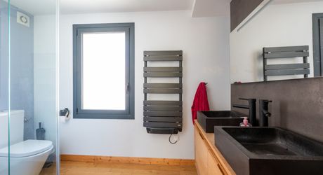 EXCLUSIVITE SECTEUR GOURDON - Enclos en pierre comprenant maison, dépendances et piscine sur 2115 m² proche commerces