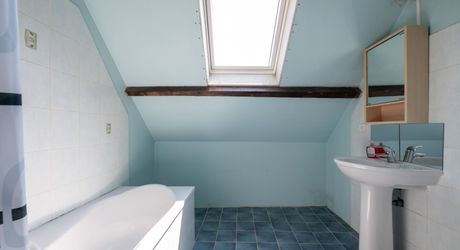EXCLUSIVITE SECTEUR GOURDON - Enclos en pierre comprenant maison, dépendances et piscine sur 2115 m² proche commerces