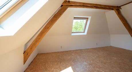 EXCLUSIVITE SECTEUR GOURDON - Enclos en pierre comprenant maison, dépendances et piscine sur 2115 m² proche commerces
