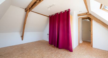 EXCLUSIVITE SECTEUR GOURDON - Enclos en pierre comprenant maison, dépendances et piscine sur 2115 m² proche commerces