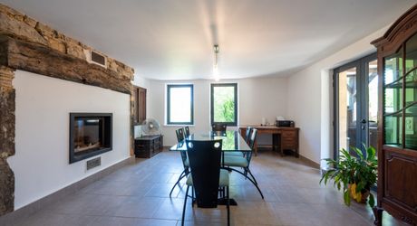 EXCLUSIVITE SECTEUR GOURDON - Enclos en pierre comprenant maison, dépendances et piscine sur 2115 m² proche commerces
