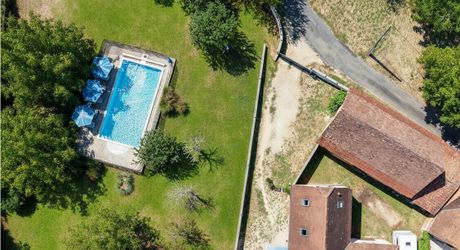 EXCLUSIVITE SECTEUR GOURDON - Enclos en pierre comprenant maison, dépendances et piscine sur 2115 m² proche commerces