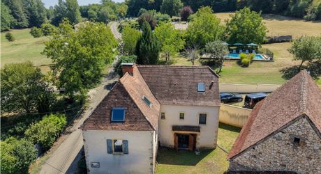 EXCLUSIVITE SECTEUR GOURDON - Enclos en pierre comprenant maison, dépendances et piscine sur 2115 m² proche commerces