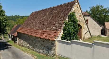 EXCLUSIVITE SECTEUR GOURDON - Enclos en pierre comprenant maison, dépendances et piscine sur 2115 m² proche commerces