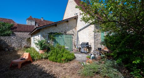 Secteur GOURDON - Jolie longère en pierre restaurée 3 chambres avec jardin, puits, espace parking et garage 