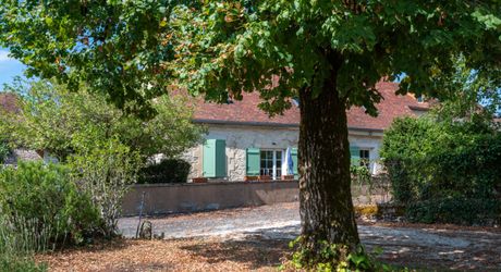 Secteur GOURDON - Jolie longère en pierre restaurée 3 chambres avec jardin, puits, espace parking et garage 