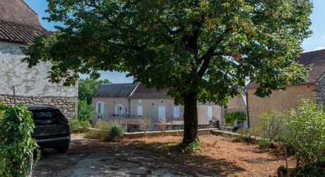 Secteur GOURDON - Jolie longère en pierre restaurée 3 chambres avec jardin, puits, espace parking et garage 