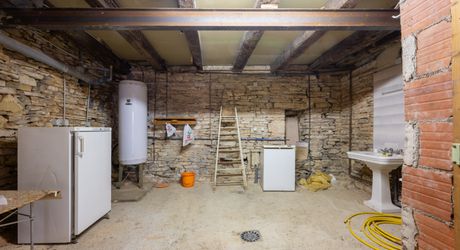 EXCLUSIVITE - Secteur CAZALS - Maison en pierre, dépendances, garage avec grand jardin 