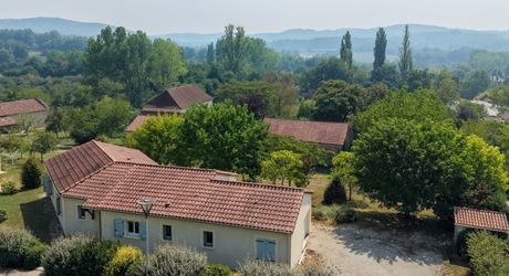 Secteur Cazals - Agréable Contemporaine de plain-pied avec garage sur 1057 m² arborés proche commerces