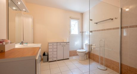 Secteur Cazals - Agréable Contemporaine de plain-pied avec garage sur 1057 m² arborés proche commerces