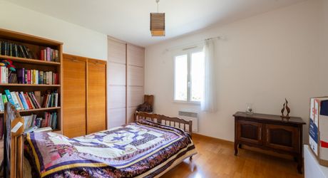 Secteur Cazals - Agréable Contemporaine de plain-pied avec garage sur 1057 m² arborés proche commerces