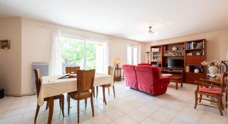 Secteur Cazals - Agréable Contemporaine de plain-pied avec garage sur 1057 m² arborés proche commerces