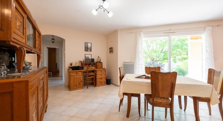 Secteur Cazals - Agréable Contemporaine de plain-pied avec garage sur 1057 m² arborés proche commerces
