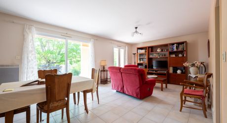Secteur Cazals - Agréable Contemporaine de plain-pied avec garage sur 1057 m² arborés proche commerces