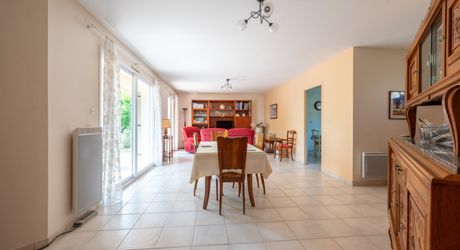 Secteur Cazals - Agréable Contemporaine de plain-pied avec garage sur 1057 m² arborés proche commerces