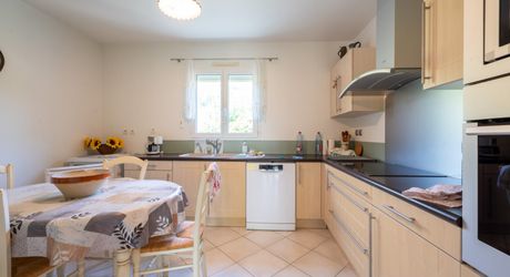 Secteur Cazals - Agréable Contemporaine de plain-pied avec garage sur 1057 m² arborés proche commerces