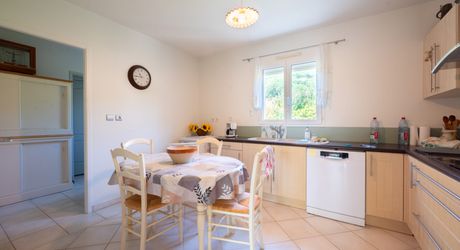 Secteur Cazals - Agréable Contemporaine de plain-pied avec garage sur 1057 m² arborés proche commerces