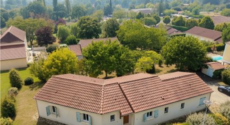 Secteur Cazals - Agréable Contemporaine de plain-pied avec garage sur 1057 m² arborés proche commerces